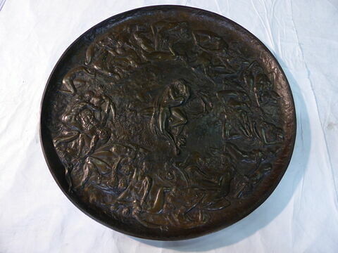 Grand plat circulaire en bronze ciselé : L'Enfer des Luxurieux., image 2/3