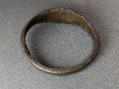 Bague sur le chaton : IHS, image 2/4