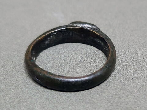 Bague portant un monogramme frappé sur le chaton plat ovale A N ?, image 3/4