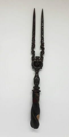 Fourchette à deux dents avec capuchon en cuir vert, image 3/3