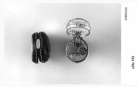 Montre ovale et son étui, image 2/9