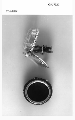 Montre ovale et son étui, image 8/9