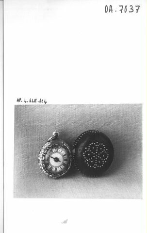 Montre ovale et son étui, image 9/9