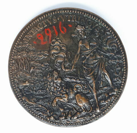 Médaille : le duc d'Epernon (1554-1642) / lion assis tourné vers une furie, image 2/2