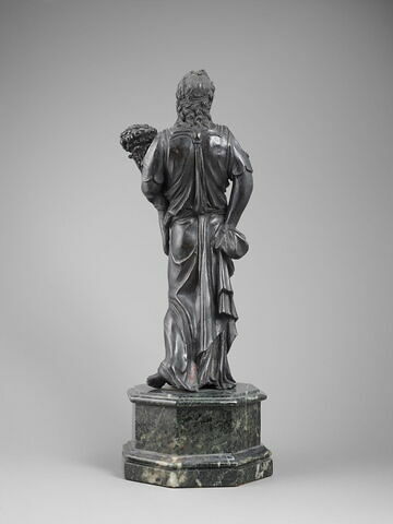 Statuette : femme debout tenant une corne d'abondance, image 2/3