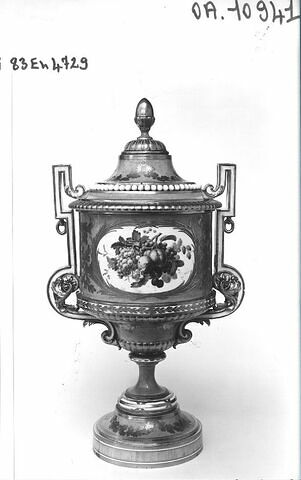 Vase Fontanieu à deux anses, d'une garniture (OA 10939 à OA 10941)