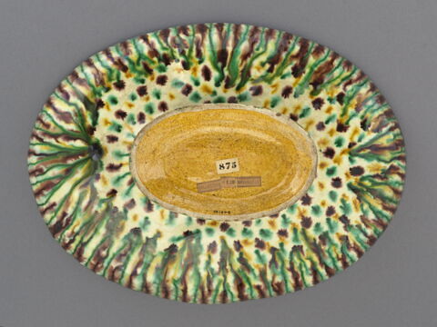Plat ovale : cavités et quatre génies en relief, image 2/4