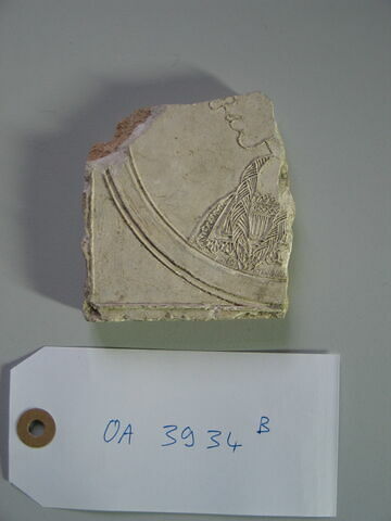 Fragment de carreau-matrice : profil dans un médaillon, image 2/4