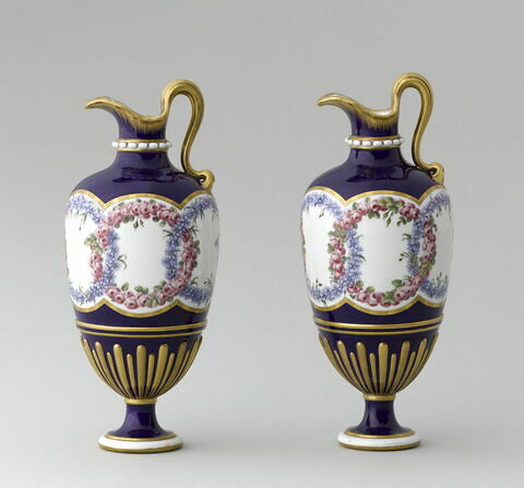 Vase d'ornement "en burette", fond bleu-du-roi, d'une paire (OA 10262)