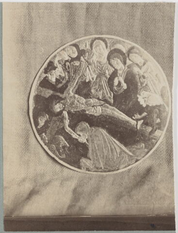 Médaillon : le Christ cloué sur la croix, image 4/5