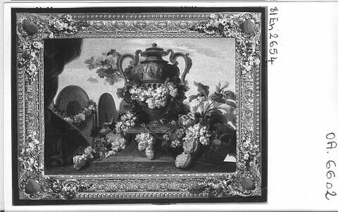 Tapisserie Vase, fleurs, fruits, orfèvrerie (dans un encadrement)., image 2/2