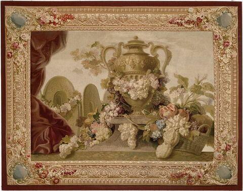 Tapisserie Vase, fleurs, fruits, orfèvrerie (dans un encadrement)., image 1/2