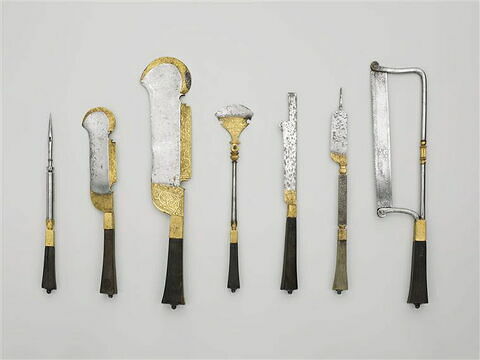 Trousse de piqueur comprenant 7 instruments :  passe-corde, petit couteau à défaire, couteau à défaire, hachette articulée de veneur, couteau, lime à carrelette, scie à main, image 1/5