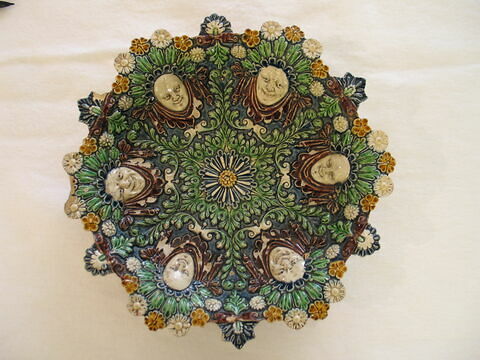 Coupe ronde, forme corbeille, à décor moulé : six mascarons et fleurs, image 1/2