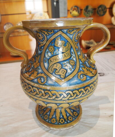 Vase sur pied à deux anses