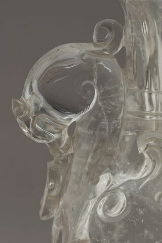 Vase en cristal de roche représentant un animal fantastique, image 3/7