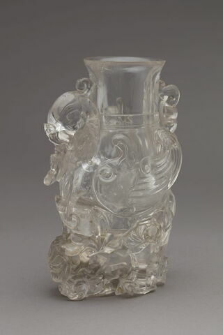 Vase en cristal de roche représentant un animal fantastique, image 4/7