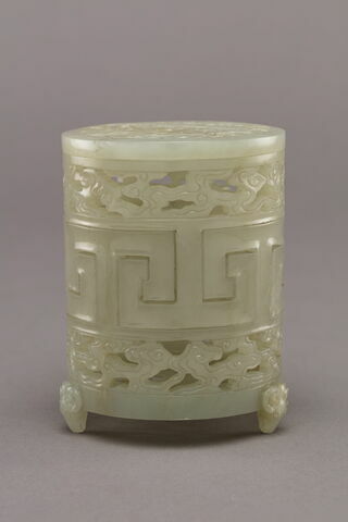 Boîte cylindrique ajourée en jade avec trois pieds en têtes de béliers, couvercle plat, image 4/5