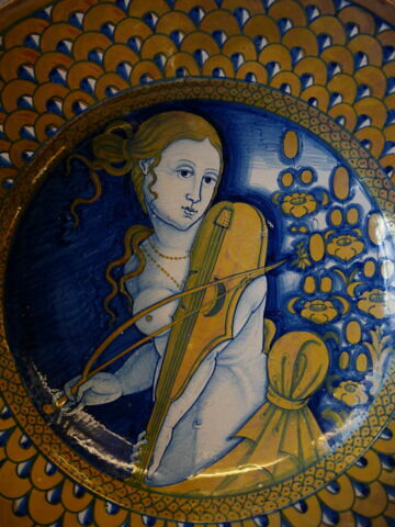 Grand plat : jeune femme jouant de la viole, image 2/3