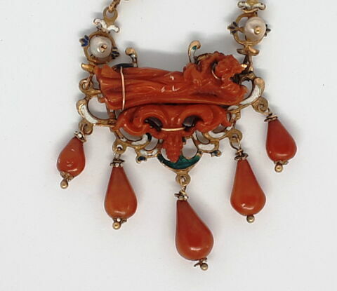 Pendentif en or émaillé et corail accroché à une épingle de cravate ornée d'une fleur en corail, image 2/3