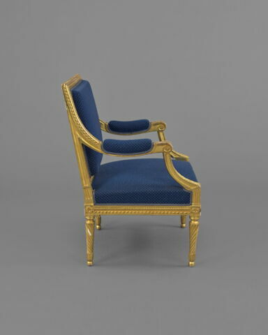 Fauteuil à dossier carré d'un mobilier de salon comprenant dix-sept pièces (OAR 205 à OAR 221), image 5/6