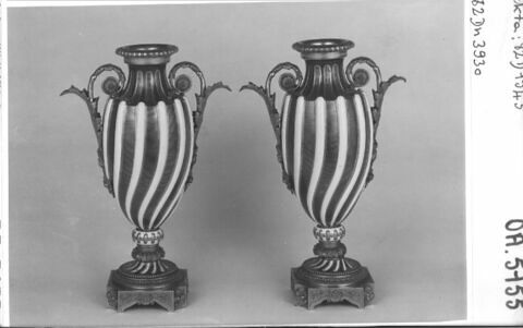 Paire de vases d'ornement