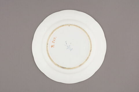 Assiette d'une série de quarante et une (R 510 à 549 bis); du service en pâte tendre blanche décorée de vases fleuris et d'amour en camaïeu rose et à bordure oeil de perdrix doré (R 489 à 549), image 2/4