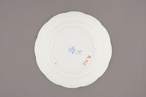 Assiette d'une série de quarante et une (R 510 à 549 bis); du service en pâte tendre blanche décorée de vases fleuris et d'amour en camaïeu rose et à bordure oeil de perdrix doré (R 489 à 549), image 2/4