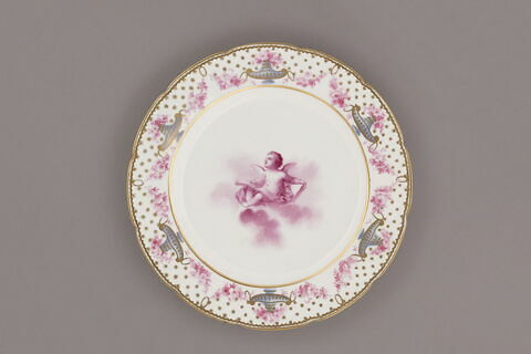 Assiette d'une série de quarante et une (R 510 à 549 bis); du service en pâte tendre blanche décorée de vases fleuris et d'amour en camaïeu rose et à bordure oeil de perdrix doré (R 489 à 549)