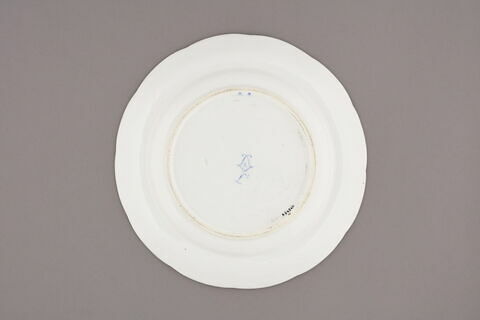 Assiette d'une série de quarante et une (R 510 à 549 bis); du service en pâte tendre blanche décorée de vases fleuris et d'amour en camaïeu rose et à bordure oeil de perdrix doré (R 489 à 549), image 2/3