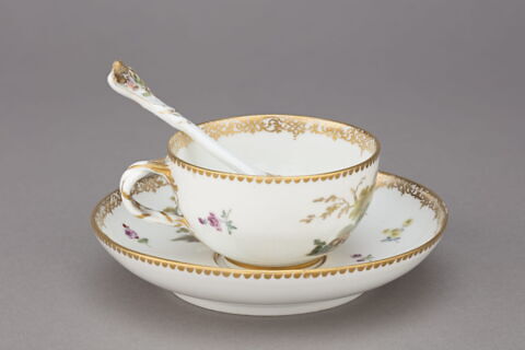 Tasse, soucoupe et cuillier d'un service de six pièces (R 995 à R 1000), image 3/7
