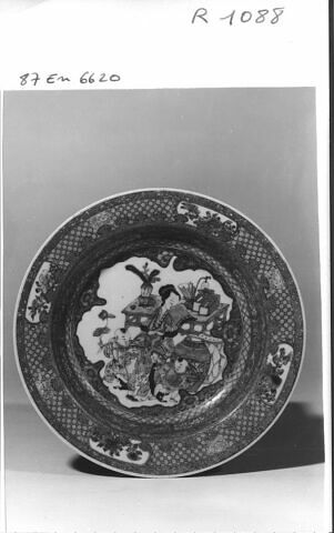 Assiette en porcelaine de Chine à revers rubis