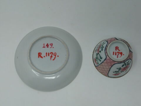 Tasse et soucoupe d'un service à thé et à café de dix-huit pièces (R 1173 à 1191), image 5/5