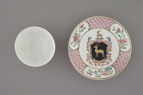 Tasse et soucoupe d'un service à thé et à café de dix-huit pièces (R 1173 à 1191), image 2/5