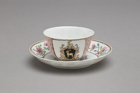 Tasse et soucoupe d'un service à thé et à café de dix-huit pièces (R 1173 à 1191), image 4/5