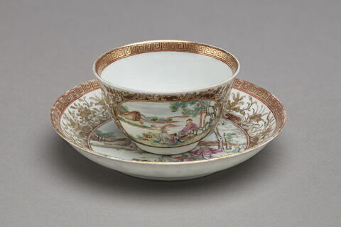 Tasse et soucoupe du même service que la soucoupe R 1226