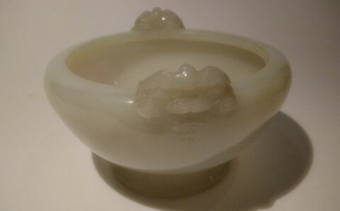 Coupe en jade de forme circulaire, sur pied bas, deux fleurs en relief formant anses, image 2/2