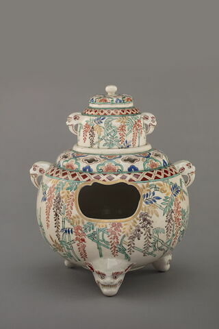 Chojiburo : brûle-parfums en porcelaine de Satsuma, à décor polychrome sur fond blanc