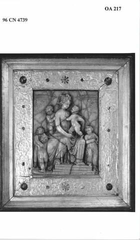 Bas-relief dans un cadre doré : la Charité humaine, image 2/3