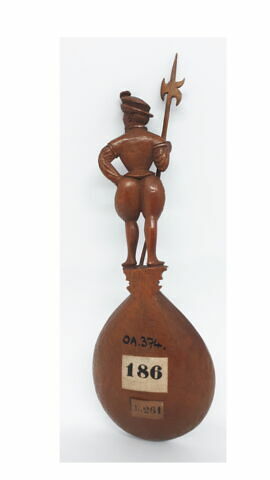 Cuiller à manche sculpté : homme portant une hallebarde, image 2/2
