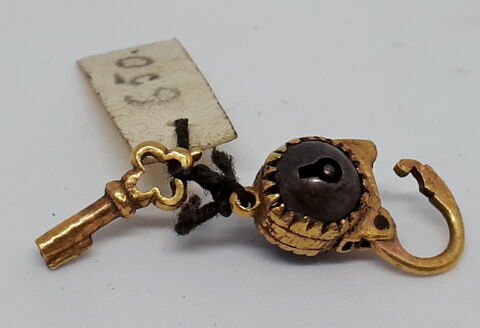 Cadenas en or avec sa clef