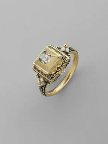 Bague en or émaillé ornée d'une pierre transparente (diamant ou cristal de roche ?)