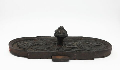 Plaque de verrou : armes de France avec les monogrammes de Diane de Poitiers et d'Henri II, image 2/4