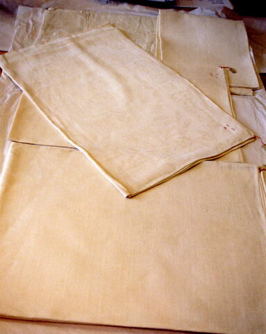 Une nappe et quatre serviettes qui proviendraient d'un service de Louis XIV et Marie-Thérèse, image 1/1
