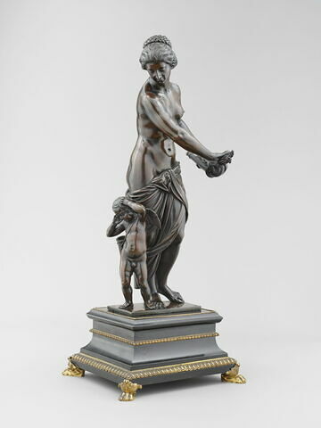 Groupe sculpté : Vénus brûlant les flèches de l'Amour, image 2/5
