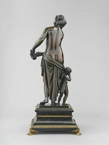 Groupe sculpté : Vénus brûlant les flèches de l'Amour, image 4/5