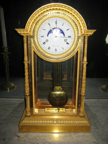 Pendule en forme de portique provenant de la chambre de l'empereur à Fontainebleau, image 2/2