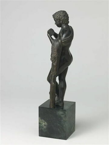 Statuette : garçon lisant dit Jeune Hercule, image 3/4