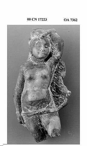 Fragment de statuette en ambre : femme nue debout