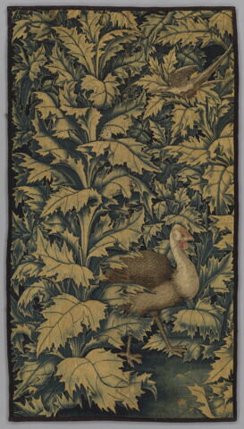 Fragment de tapisserie à décor de grande feuilles avec un dindon